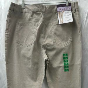 Gloria Vanderbilt Slim Leg Classic Rise -18 Short- NWT